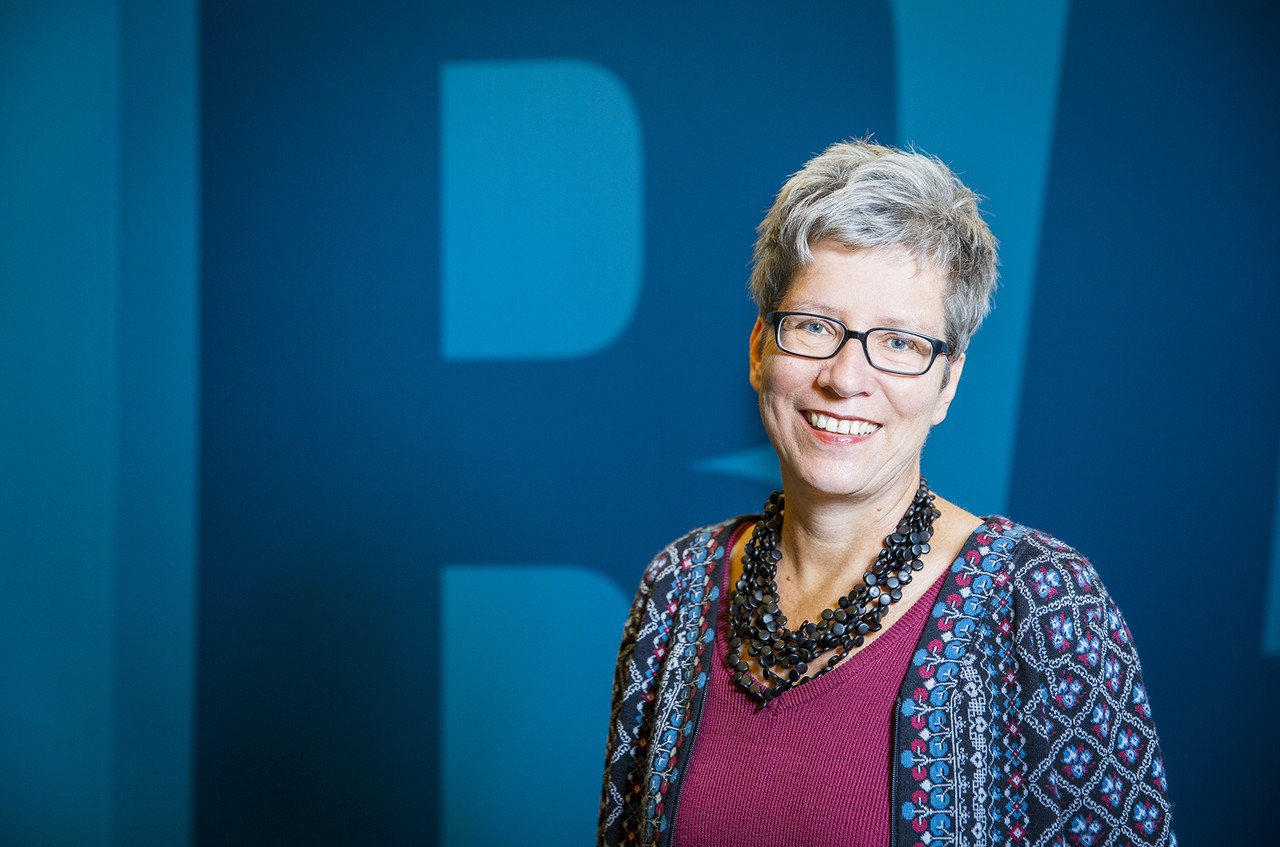 Das Foto zeigt Dr. Petra Marx. Sie lächelt in die Kamera.