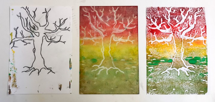 Das Foto zeigt drei verschiedene Arbeitsschritte. Ganz links sieht man einen mit Filzstift gemalter Umriss von einem Baum. In der Mitte sieht man eine mit Farbe bemalte Glasplatte, auf der die Umrisse von einem Baum herausgestrichen sind. Ganz rechts sieht man das "Endergebnis": Ein Baum auf farbigem Hintergrund.